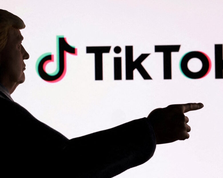 Ο Αμερικανός Πρόεδρος, Ντόναλντ Τραμπ μπροστά από το λογότυπο του TikTok