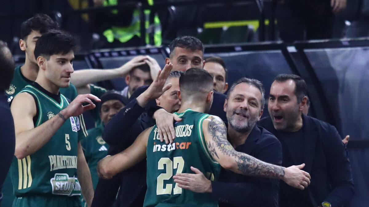 Ο Βασίλης Τολιόπουλος πανηγυρίζει στον πάγκο του Παναθηναϊκό (ΜΑΡΚΟΣ ΧΟΥΖΟΥΡΗΣ