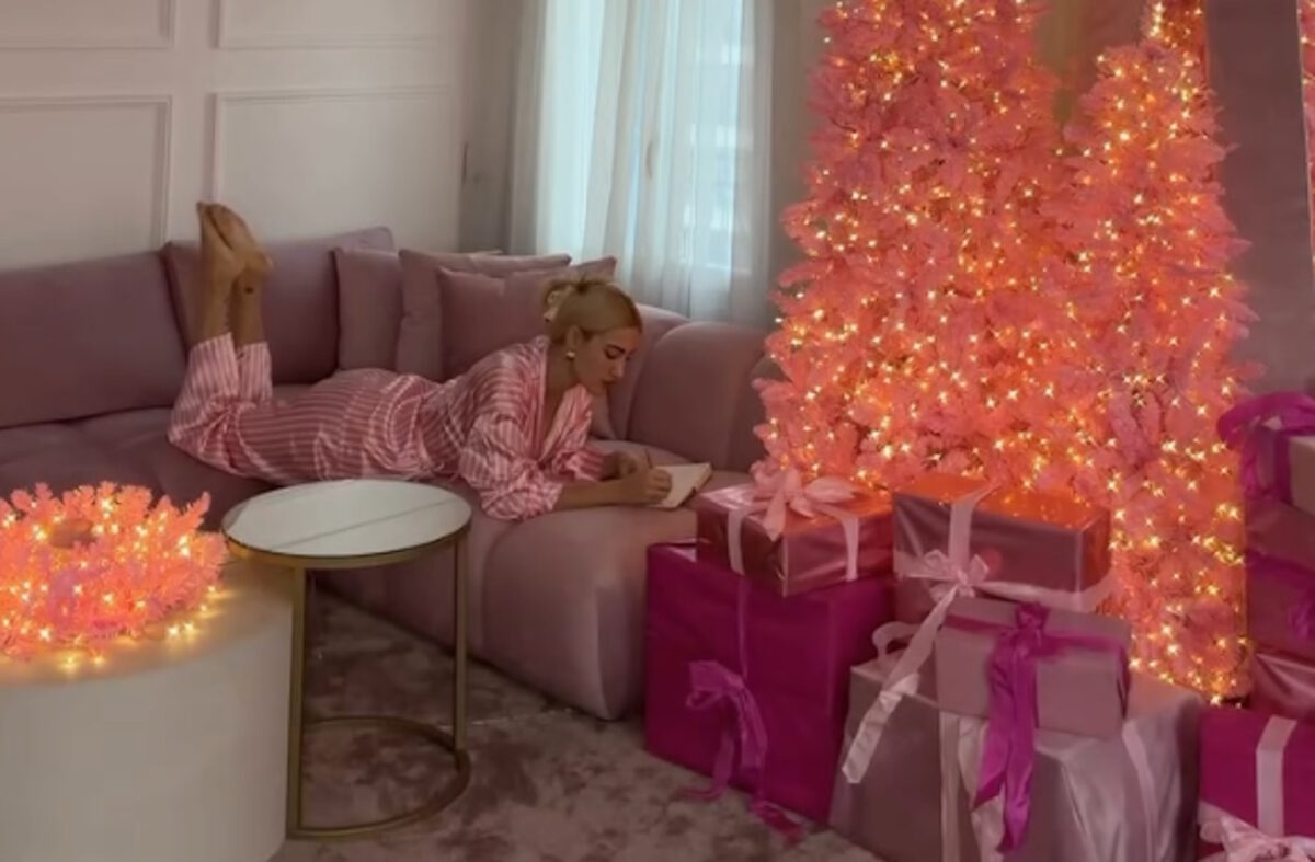 Η Ιωάννα Τούνη μέσα στο σπίτι της στη Θεσσαλονίκη