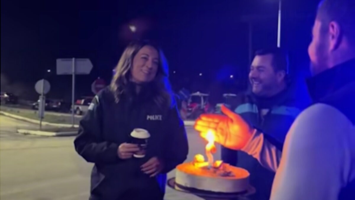 Οι αγρότες πρόσφεραν τούρτα σε αστυνομικό