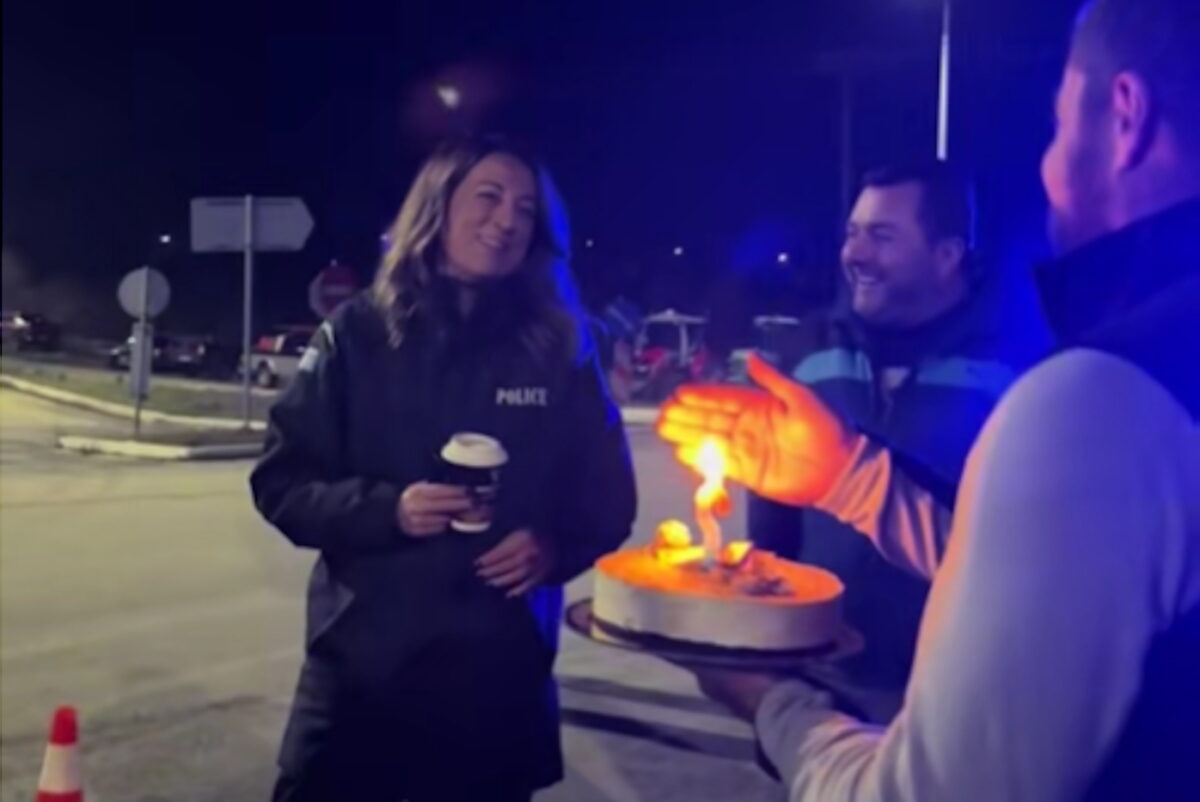 Οι αγρότες πρόσφεραν τούρτα σε αστυνομικό