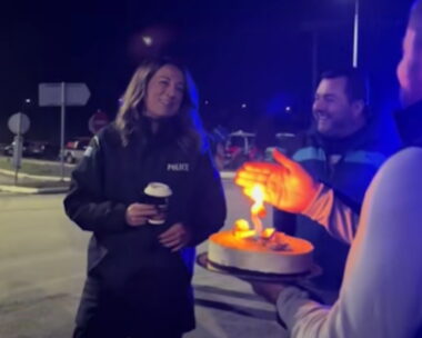 Οι αγρότες πρόσφεραν τούρτα σε αστυνομικό