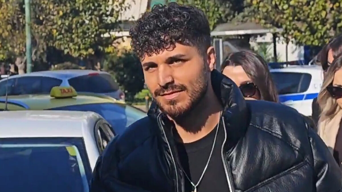 Ο νεαρός τραγουδιστής έξω από τα δικαστήρια