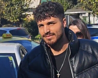 Ο νεαρός τραγουδιστής έξω από τα δικαστήρια