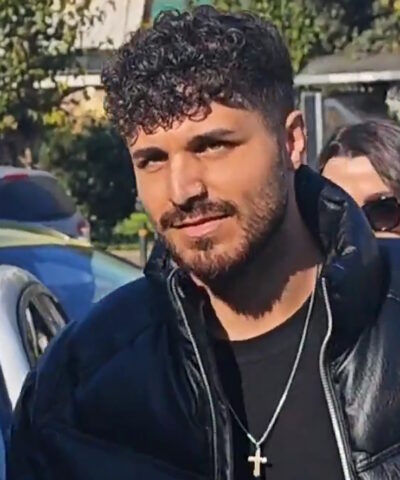 Ο νεαρός τραγουδιστής έξω από τα δικαστήρια