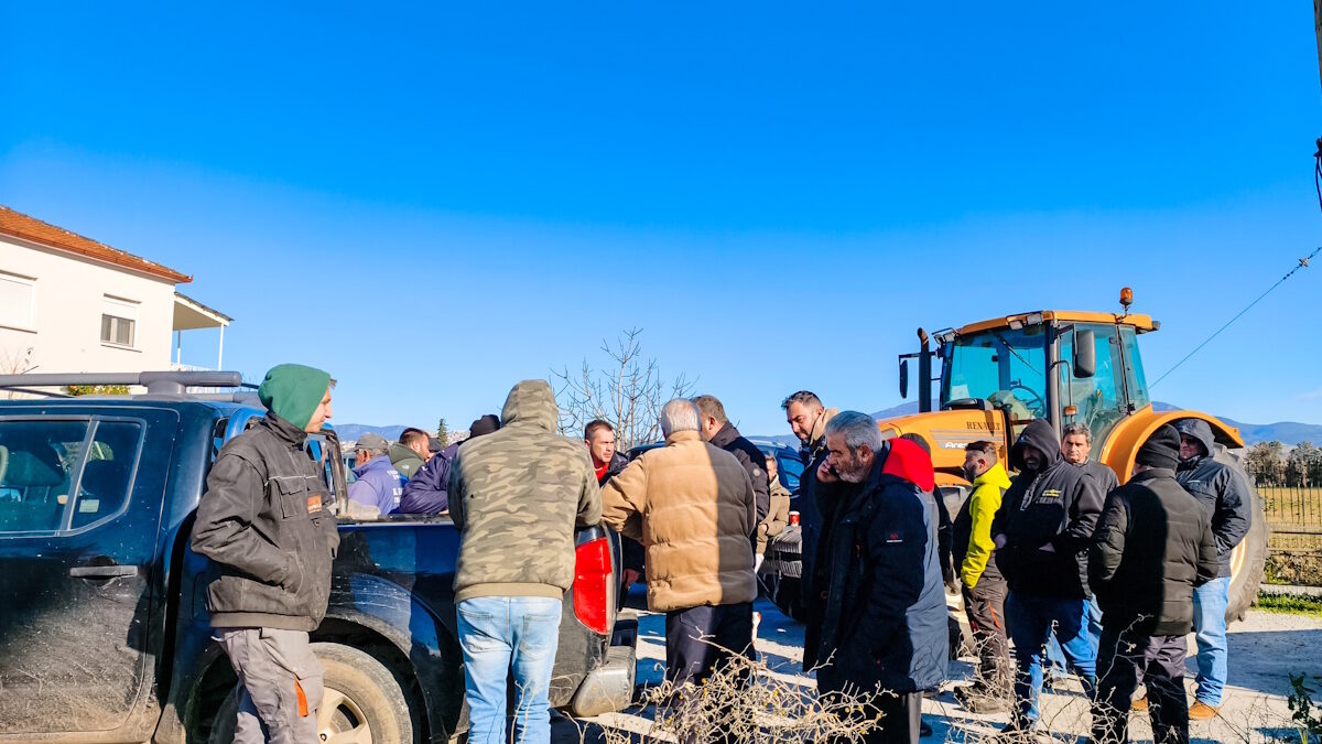Αποχώρηση τρακτέρ από αγρότες της Χαλκιδικής, που συμμετέχουν στο μπλόκο στα "Πράσινα Φανάρια", κοντά στο αεροδρόμιο "Μακεδονία" της Θεσσαλονίκης