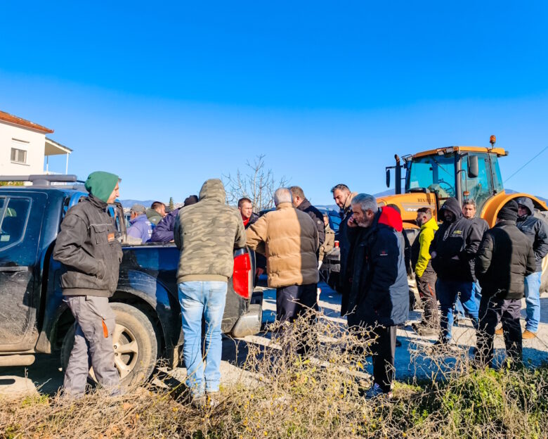 Αποχώρηση τρακτέρ από αγρότες της Χαλκιδικής, που συμμετέχουν στο μπλόκο στα "Πράσινα Φανάρια", κοντά στο αεροδρόμιο "Μακεδονία" της Θεσσαλονίκης