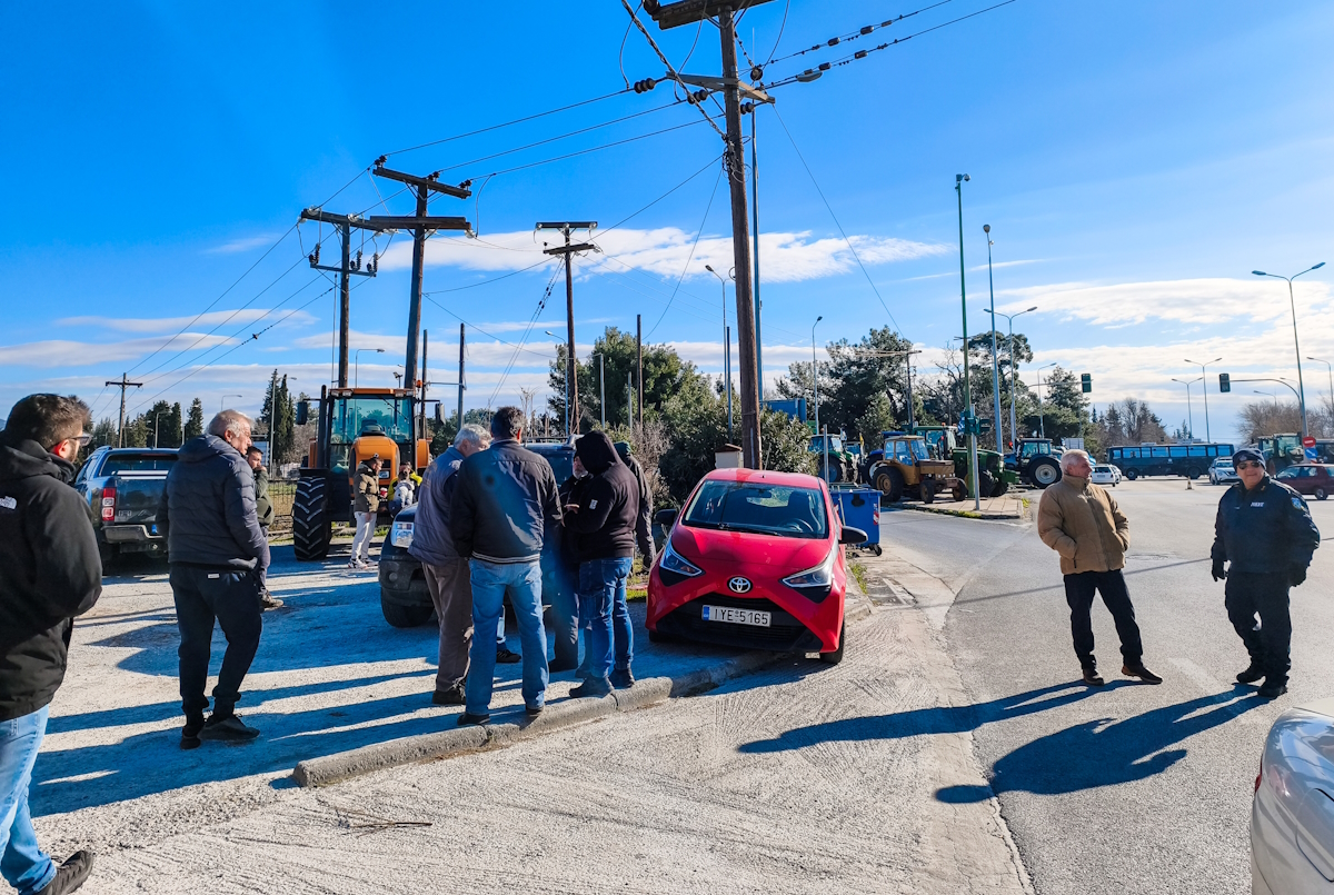 Αποχώρηση τρακτέρ από αγρότες της Χαλκιδικής, που συμμετέχουν στο μπλόκο στα "Πράσινα Φανάρια", κοντά στο αεροδρόμιο "Μακεδονία" της Θεσσαλονίκης