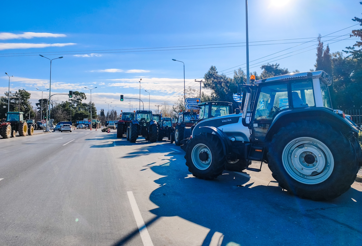 Αποχώρηση τρακτέρ από αγρότες της Χαλκιδικής, που συμμετέχουν στο μπλόκο στα "Πράσινα Φανάρια", κοντά στο αεροδρόμιο "Μακεδονία" της Θεσσαλονίκης