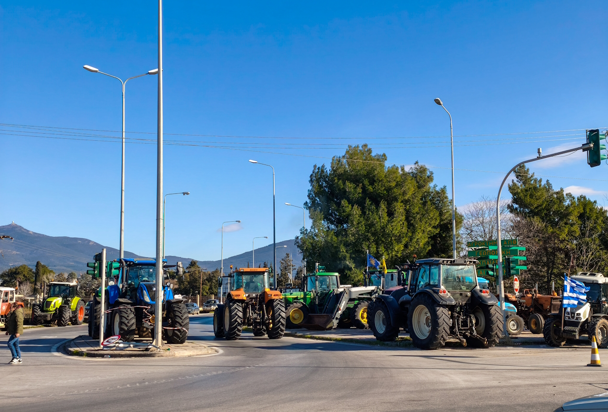Αποχώρηση τρακτέρ από αγρότες της Χαλκιδικής, που συμμετέχουν στο μπλόκο στα "Πράσινα Φανάρια", κοντά στο αεροδρόμιο "Μακεδονία" της Θεσσαλονίκης