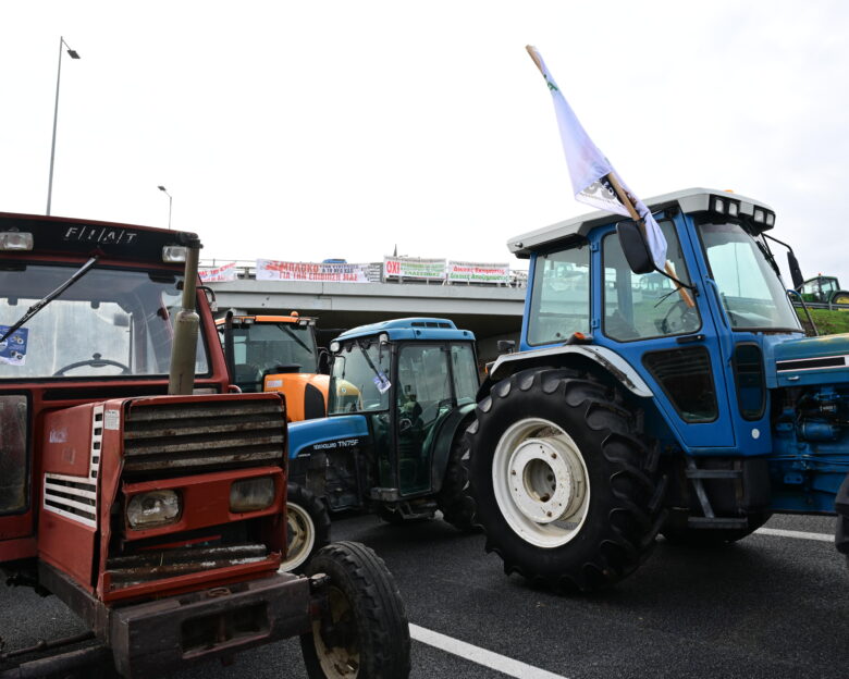 Συναγερμός στην κυβέρνηση για τα μπλόκα των αγροτών: Το κάλεσμα Μητσοτάκη σε διάλογο και οι αιχμηρές παρεμβάσεις Καραμανλή και Σαμαρά