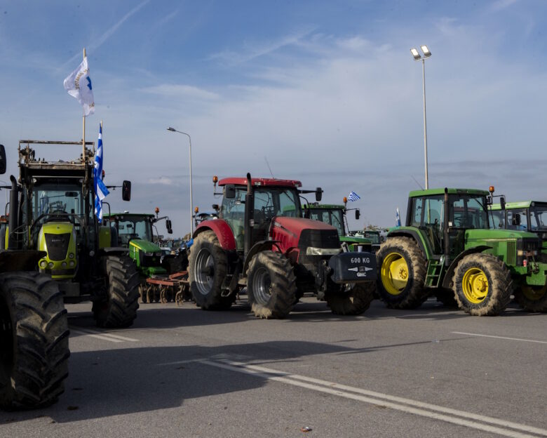 Οι αγρότες στις Σέρρες έσπασαν το μπλόκο της αστυνομίας και πάνε προς το τελωνείο Προμαχώνα