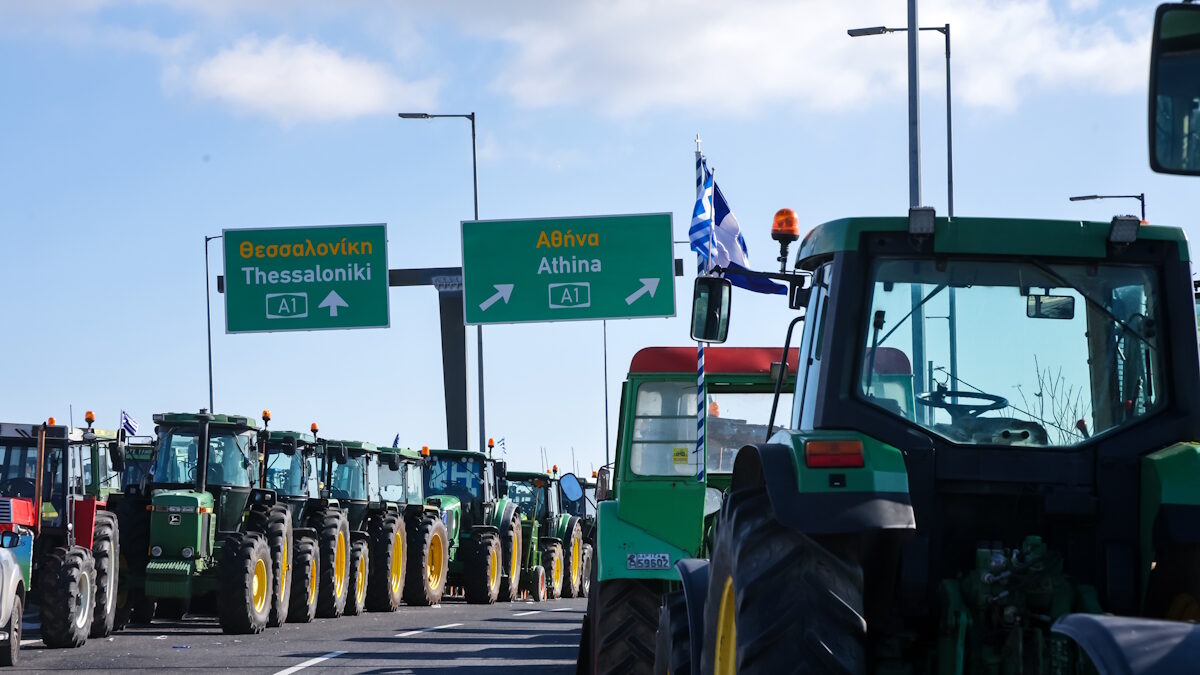 Μπλόκο αγροτών στη Λάρισα
