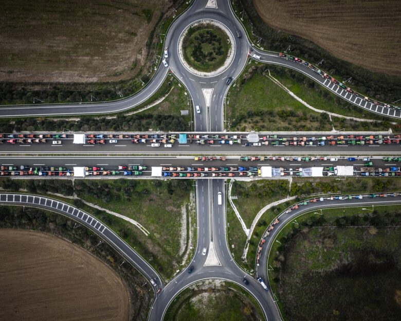 Ανυποχώρητοι οι αγρότες: Πολύωροι αποκλεισμοί, ενισχύονται τα μπλόκα- «Επενδύουμε χωρίς να ξέρουμε αν θα πάρουμε τα λεφτά μας πίσω»