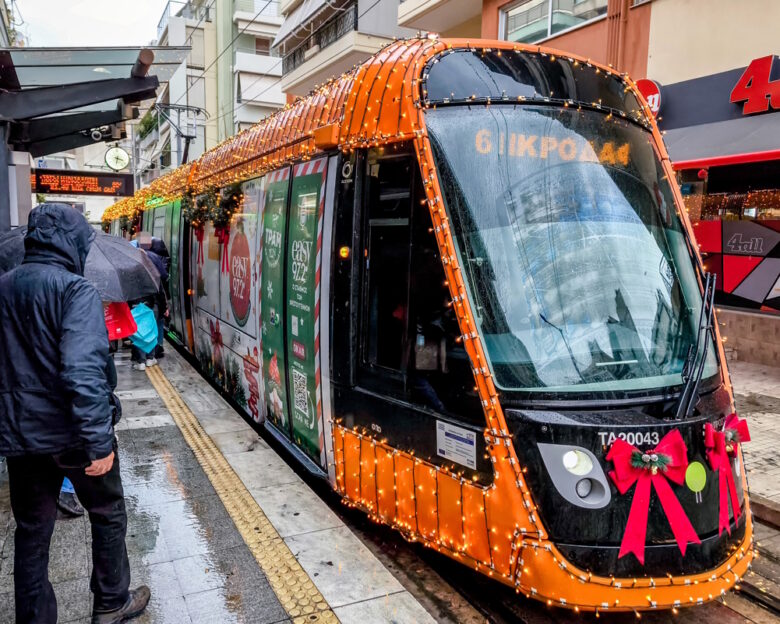 Το πιο χριστουγεννιάτικο τραμ είναι γεγονός και βρίσκεται στην Αθήνα – Στολισμένο με λαμπάκια και γιρλάντες εκτελεί τα δρομολόγιά του