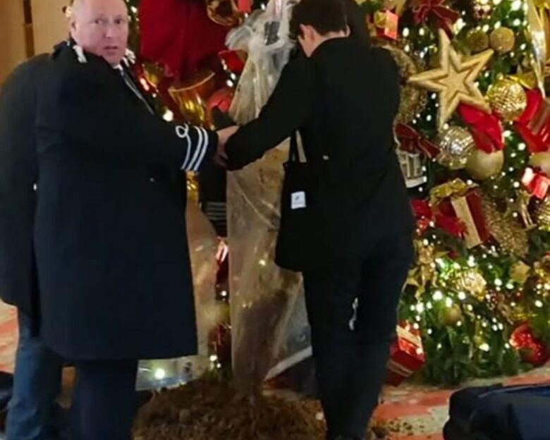 Λονδίνο: Ακτιβιστές άδειασαν σακούλες με κοπριά κάτω από το χριστουγεννιάτικο δέντρο του Ritz