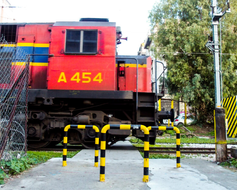 Θεσσαλονίκη: Συνελήφθη οδηγός λεωφορείου που αγνόησε τα σήματα και παρέσυρε μπάρες σε σιδηροδρομική διάβαση