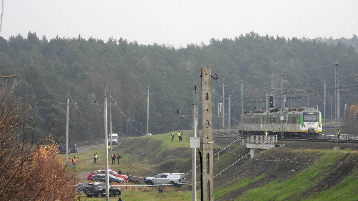Το σημείο της έκρηξης στις σιδηροδρομικές γραμμές στη γραμμή Βαρσοβίας–Λούμπλιν, στην περιοχή Μίκα της Πολωνίας