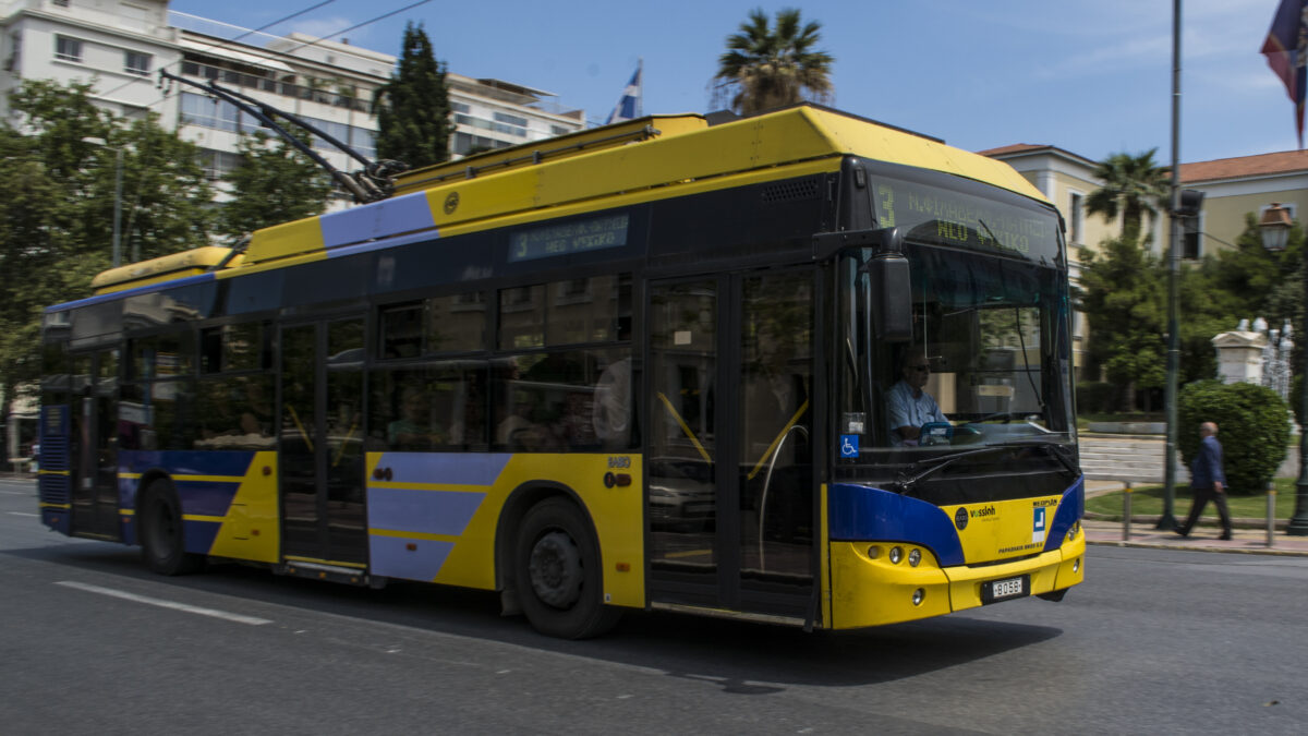 Πειραιάς: Ξεκίνησε η αποξήλωση του τρόλεϊ – Γραμμές 17 και 20 με ηλεκτρικά λεωφορεία από αύριο