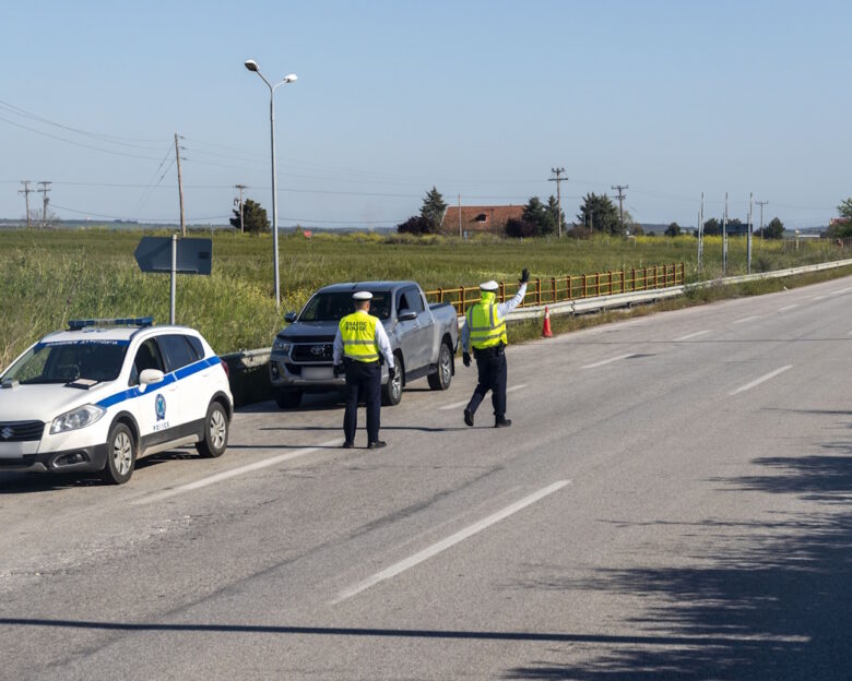 Θεσσαλονίκη: Συνελήφθησαν αστυνομικοί για κλήσεις που δεν έκοβαν – Κατηγορούνται για «φακελάκια» 120.000 ευρώ