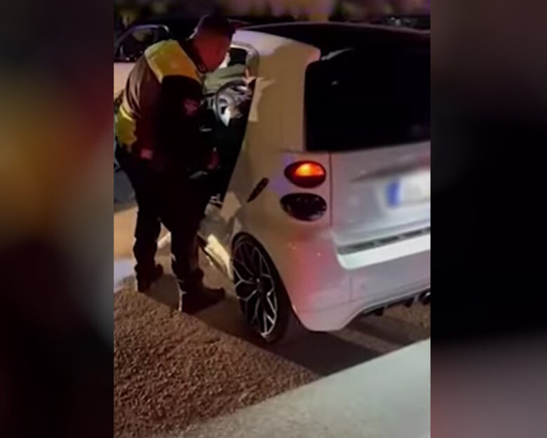 Καλλιθέα: Μπλόκο της τροχαίας σε αυτοσχέδιες κόντρες αυτοκινήτων – Δείτε βίντεο