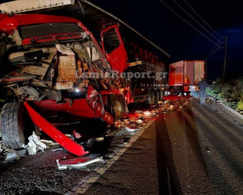 Σοκαριστικό τροχαίο έξω απο την Αμφίκλεια: Μετωπική σύγκρουση δύο φορτηγών – Παρέσυραν και αυτοκίνητο