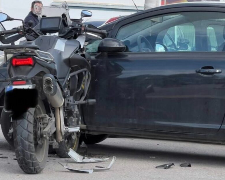 Αδιανόητο τροχαίο στην Ανάβυσσο: Μηχανή έπεσε πάνω σε αυτοκίνητο και έμεινε «όρθια»