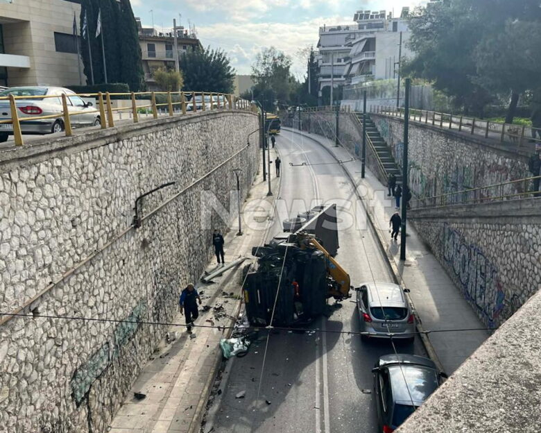 Νέα Φιλαδέλφεια: Γερανοφόρο έπεσε σε κολόνα και ντελαπάρισε – Στο ένα ρεύμα η κυκλοφορία