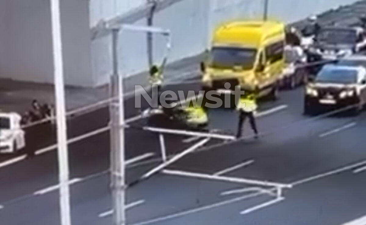 Οδηγός μηχανής παρέσυρε τροχονόμο στην Αττική Οδό κατά τη διάρκεια ελέγχου – Δείτε βίντεο
