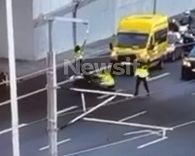 Οδηγός μηχανής παρέσυρε τροχονόμο στην Αττική Οδό κατά τη διάρκεια ελέγχου – Δείτε βίντεο