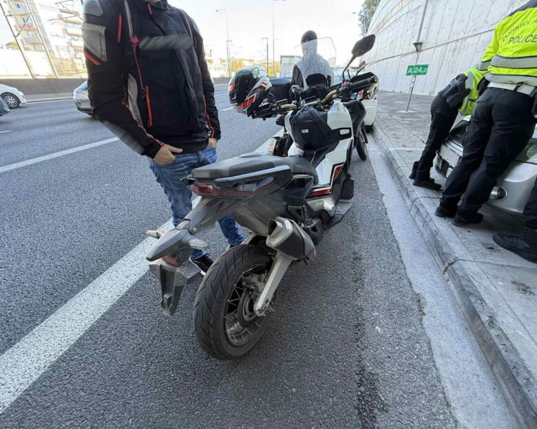 Αττική οδός: Χωρίς δίπλωμα και πινακίδες ο 28χρονος οδηγός μηχανής που παρέσυρε τροχονόμο και συνελήφθη