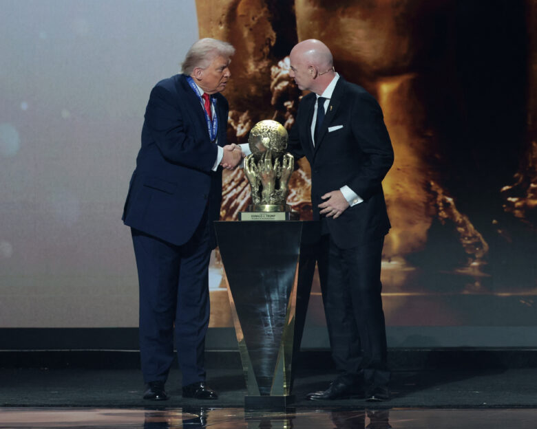 Ο Ντόναλντ Τραμπ πήρε το βραβείο ειρήνης της FIFA στην κλήρωση του Μουντιάλ 2026