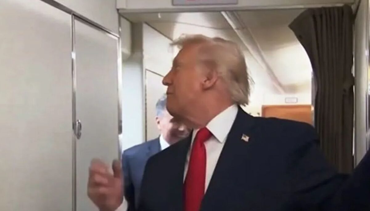 Ο Τραμπ μέσα στο Air Force One