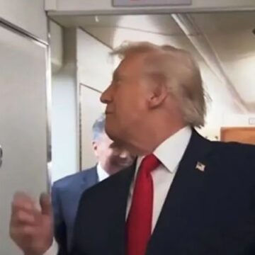 Ο Τραμπ μέσα στο Air Force One