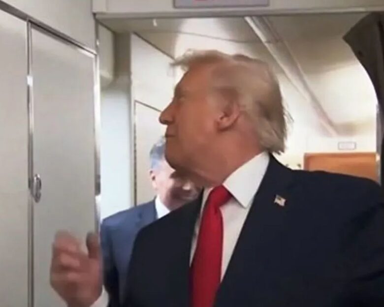 Απίστευτο απρόοπτο Τραμπ με την πόρτα της τουαλέτας στο Air Force One: «Γεια, είναι κάποιος μέσα; Βγες»