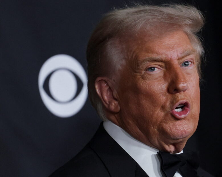 Ο Ντόναλντ Τραμπ κάνει τα γενέθλιά του «εθνική επέτειο» και καταργεί τις αργίες που μνημονεύουν τον αγώνα των Αφροαμερικανών