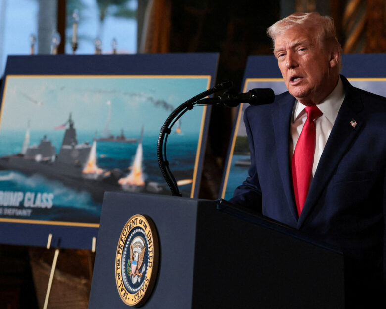Ο Ντόναλντ Τραμπ στην παρουσίαση των νέων θωρηκτών