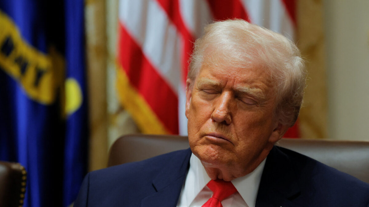 Ο Ντόναλντ Τραμπ με κλειστά μάτια στο υπουργικό συμβούλιο