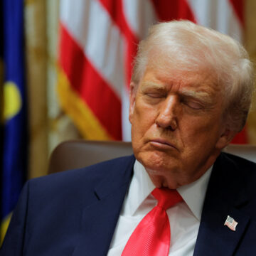 Ο Ντόναλντ Τραμπ με κλειστά μάτια στο υπουργικό συμβούλιο