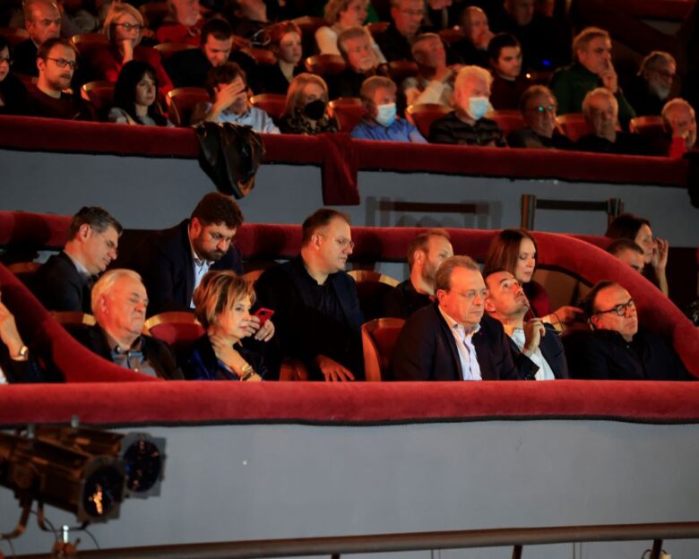 Ο Αλέξης Τσίπρας «την είπε» στον εξώστη – Φάμελλος και Χαρίτσης άκουσαν σε ζωντανή μετάδοση ότι «τελείωσαν»