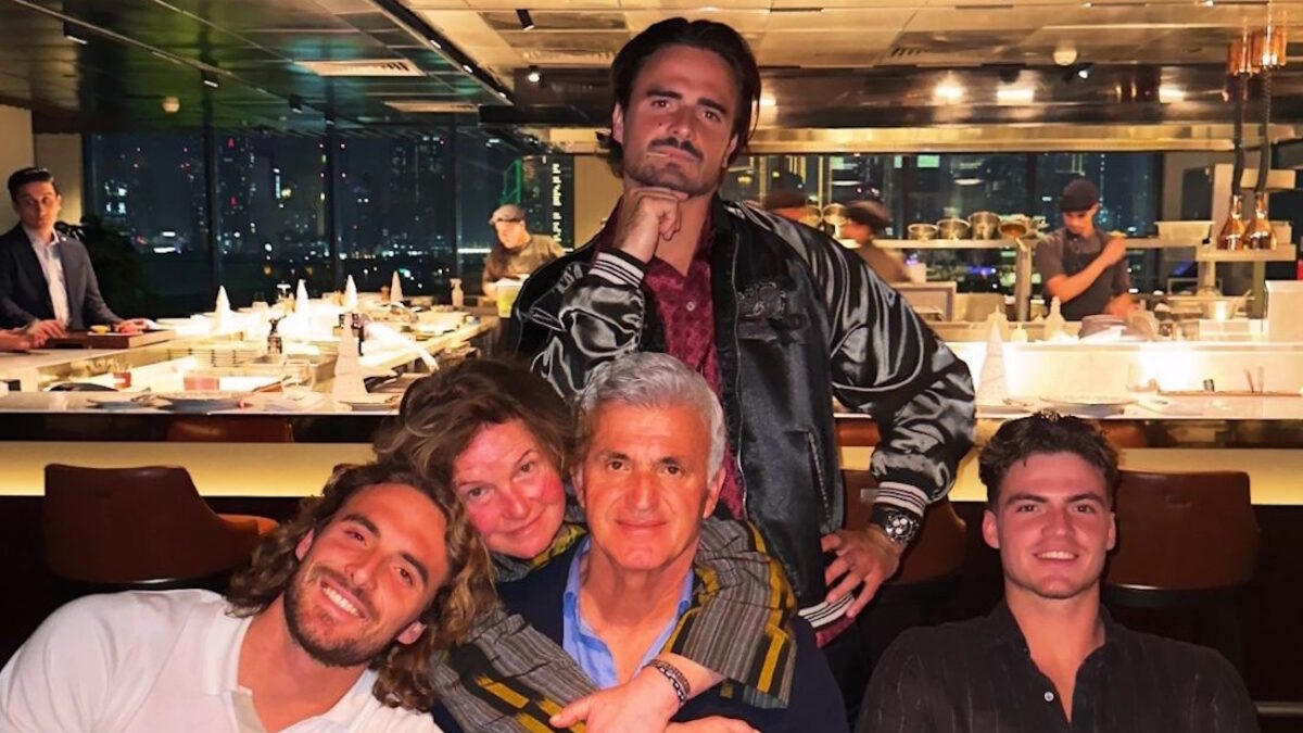 Στέφανος Τσιτσιπάς: Το χριστουγεννιάτικο γεύμα στο Ντουμπάι με την οικογένειά του και οι ευχές για «παιδική αθωότητα»