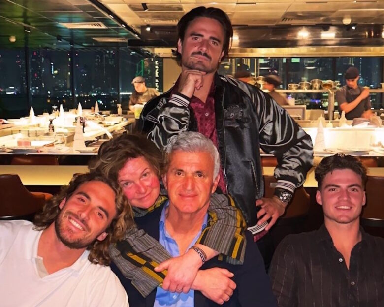 Στέφανος Τσιτσιπάς: Το χριστουγεννιάτικο γεύμα στο Ντουμπάι με την οικογένειά του και οι ευχές για «παιδική αθωότητα»