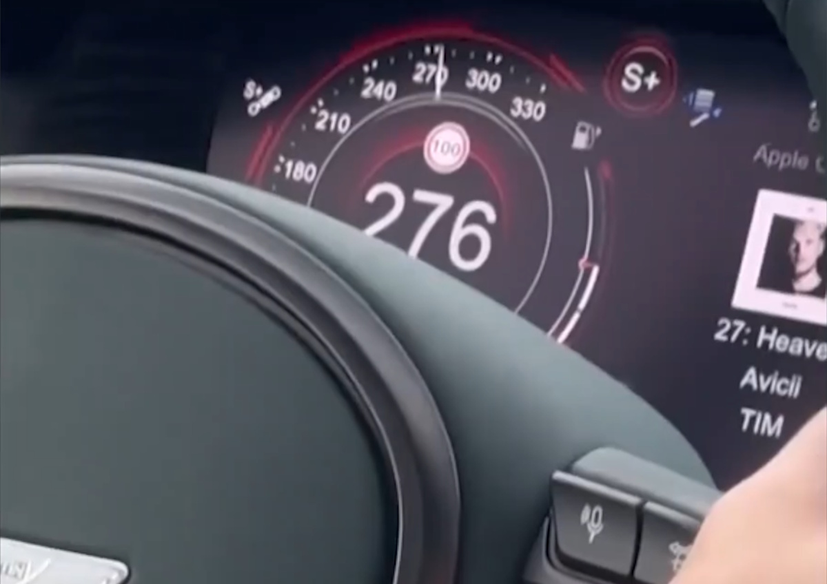 Όταν ο Στέφανος Τσιτσιπάς έτρεχε με 276 χλμ. με την Aston Μartin του