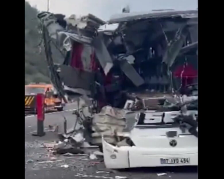 Τραγωδία στην Τουρκία: Λεωφορείο συγκρούστηκε με φορτηγό σε αυτοκινητόδρομο – 7 νεκροί και 11 τραυματίες