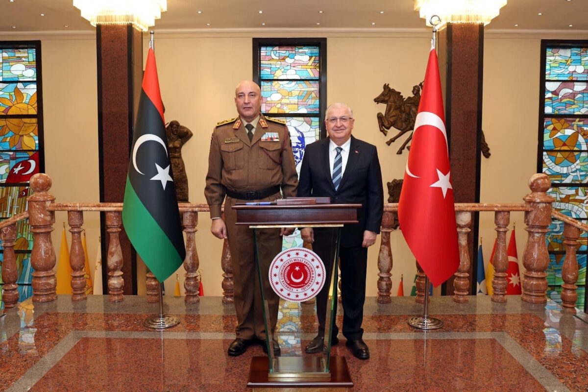 Ο αλ Χαντάντ με τον Τούρκο υπουργό Άμυνας Γιασάρ Γκιουλέρ