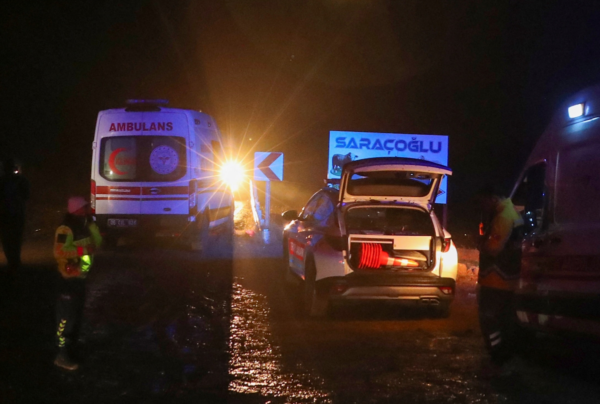 Τουρκικές δυνάμεις ασφαλείας και ομάδες έρευνας και διάσωσης στον τόπο της συντριβής του αεροσκάφους που μετέφερε τον αρχηγό του στρατού της Λιβύης, Μοχάμεντ Αλί Αχμέντ Αλ-Χαντάντ