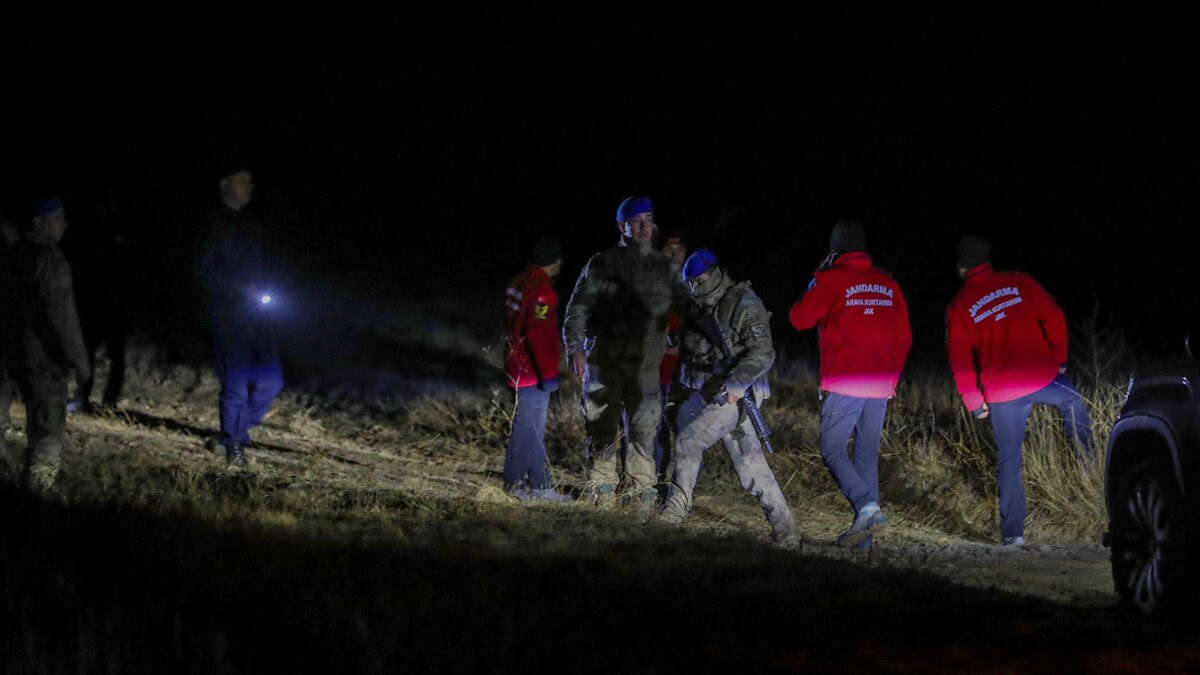 Τουρκικές δυνάμεις ασφαλείας και ομάδες έρευνας και διάσωσης στον τόπο συντριβής του αεροσκάφους που μετέφερε τον Λίβυο αντιστράτηγο, Μοχάμεντ Αλί Αχμέντ Αλ-Χαντάντ