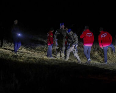 Τουρκικές δυνάμεις ασφαλείας και ομάδες έρευνας και διάσωσης στον τόπο συντριβής του αεροσκάφους που μετέφερε τον Λίβυο αντιστράτηγο, Μοχάμεντ Αλί Αχμέντ Αλ-Χαντάντ