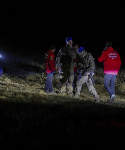 Τουρκικές δυνάμεις ασφαλείας και ομάδες έρευνας και διάσωσης στον τόπο συντριβής του αεροσκάφους που μετέφερε τον Λίβυο αντιστράτηγο, Μοχάμεντ Αλί Αχμέντ Αλ-Χαντάντ