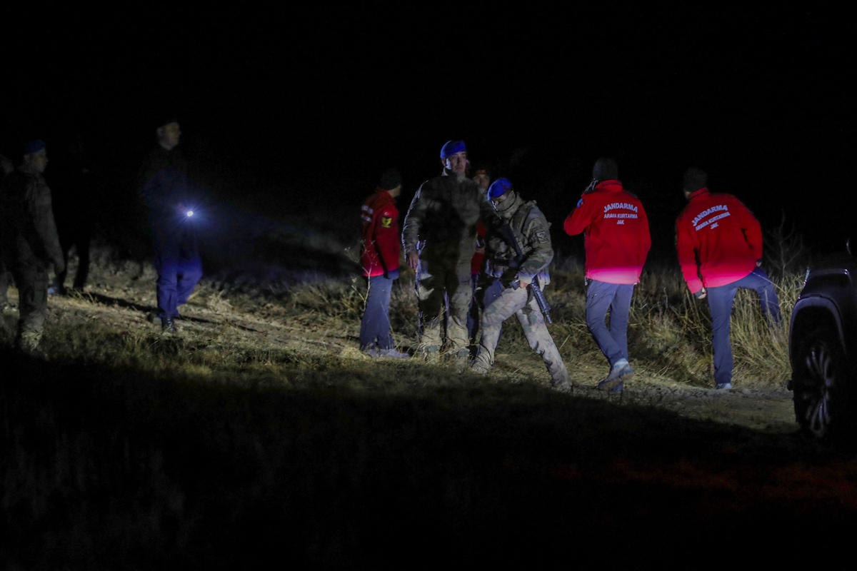 Τουρκικές δυνάμεις ασφαλείας και ομάδες έρευνας και διάσωσης στον τόπο συντριβής του αεροσκάφους που μετέφερε τον Λίβυο αντιστράτηγο, Μοχάμεντ Αλί Αχμέντ Αλ-Χαντάντ